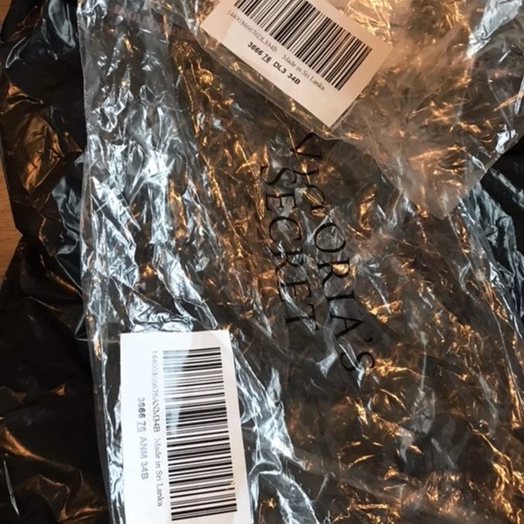 VICTORIAS SECRET UNLINED DEMI BRA BUNDLE - Picture 2 of 5